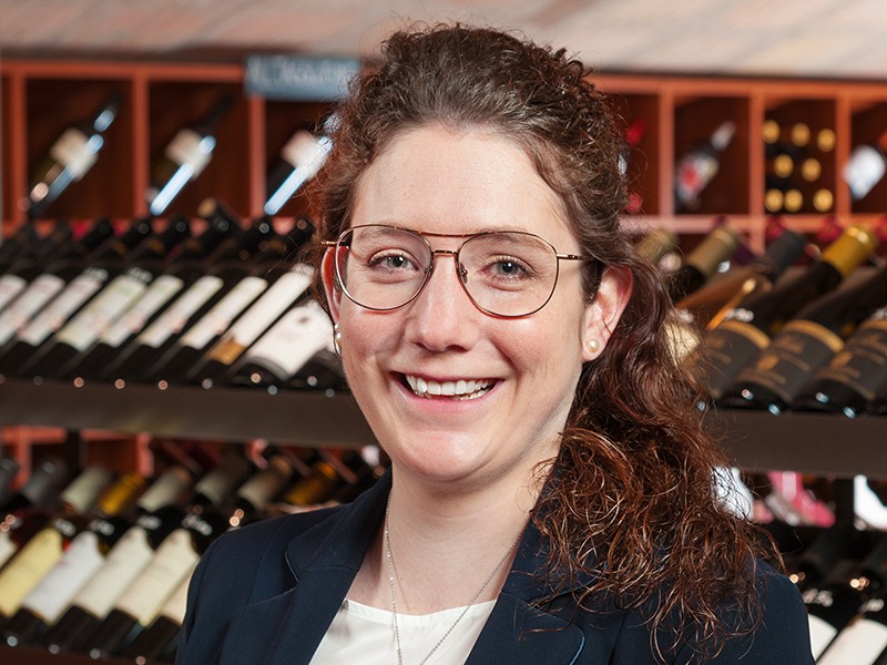 Bild von Pia Vontobel, der Leiterin der Vinothek, freundlich lächelnd